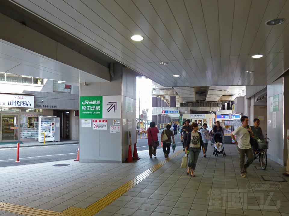 京王稲田堤駅北口前
