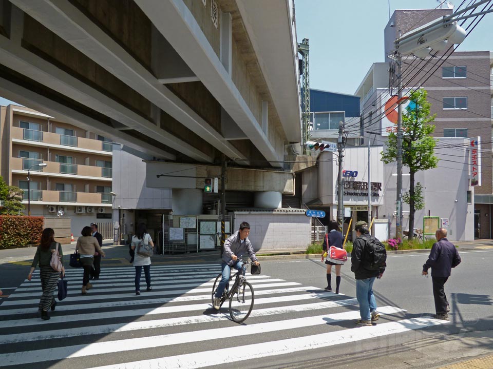 京王稲田堤駅南口前
