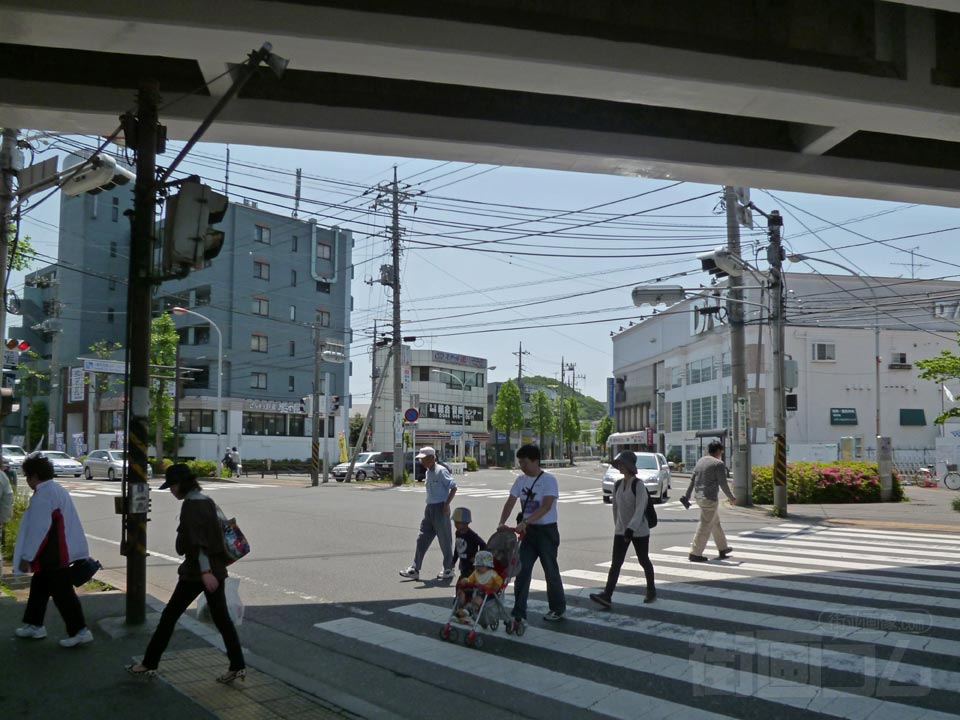 京王稲田堤駅前交差点