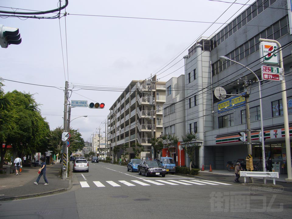 南万騎が原駅前交差点写真画像