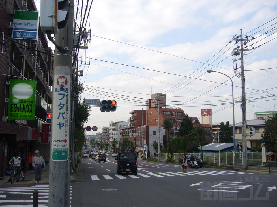 中山駅南口入口交差点写真画像
