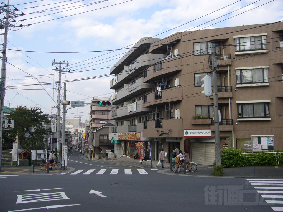 中山駅南口入口交差点写真画像