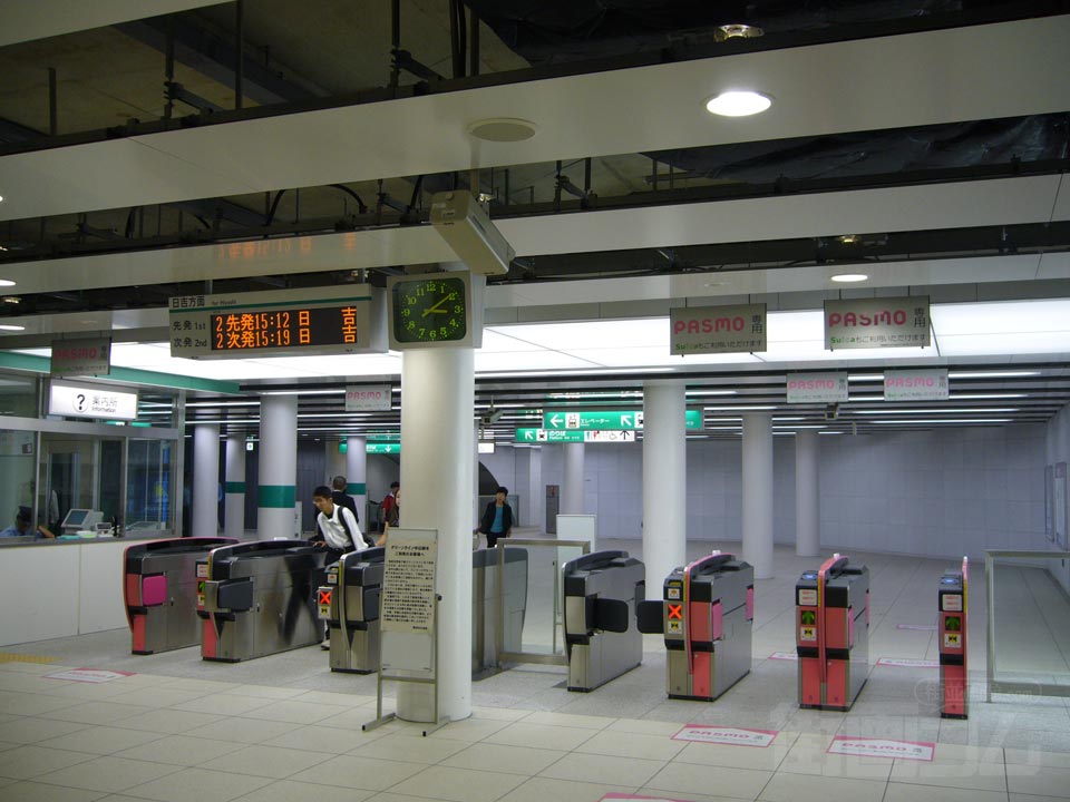 横浜市営地下鉄中山駅写真画像