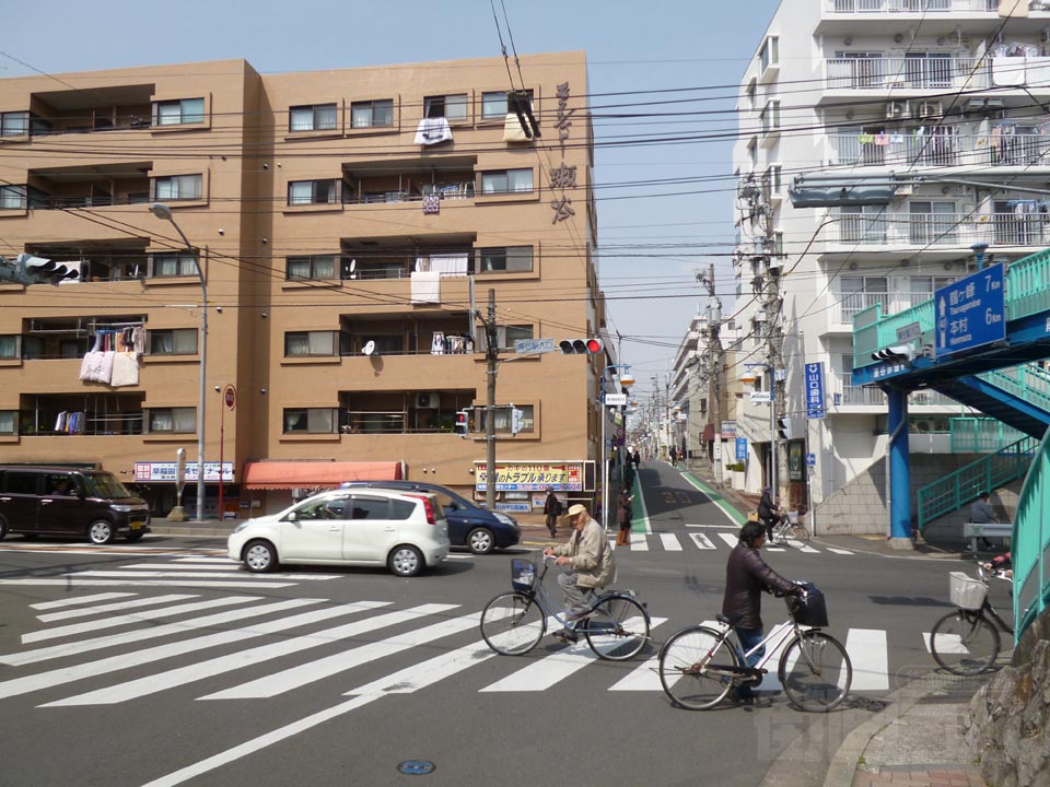 瀬谷駅入口交差点写真画像