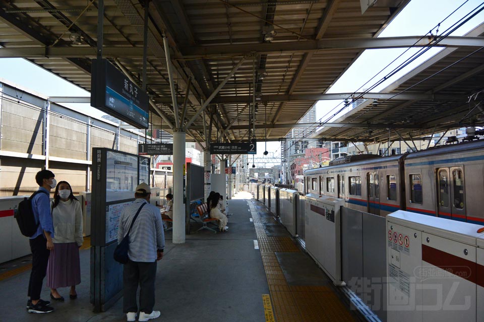 東急新丸子駅ホーム(東急目黒線)