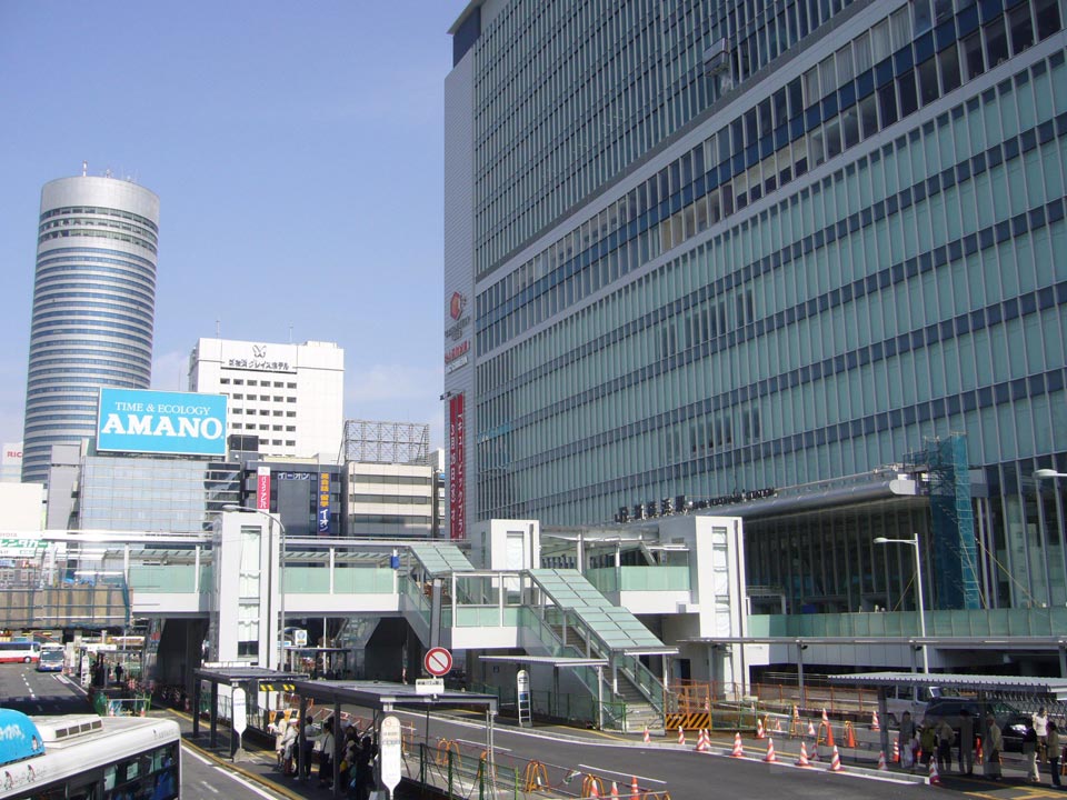 JR新横浜駅前写真画像