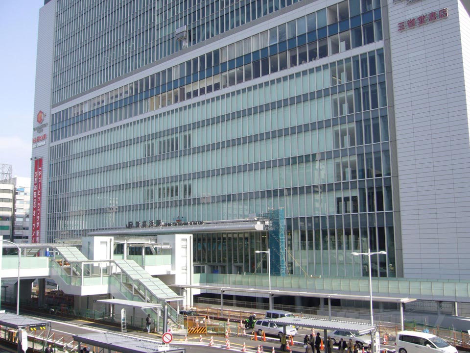 JR新横浜駅前写真画像