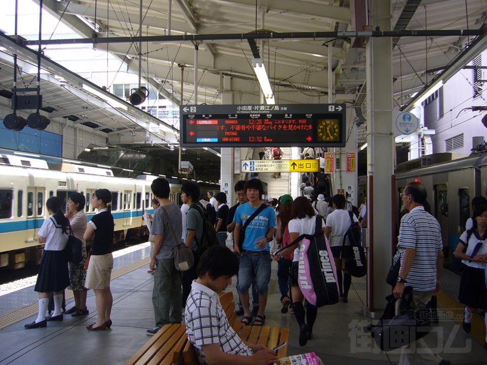 小田急新百合ヶ丘駅ホーム写真画像