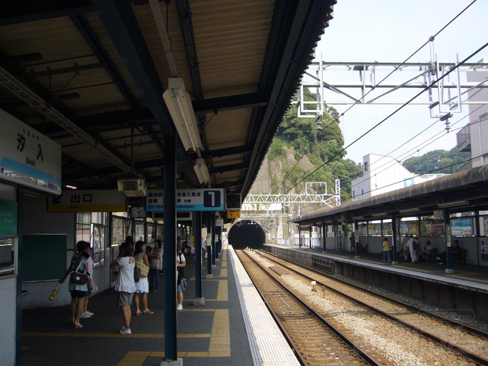 京急汐入駅