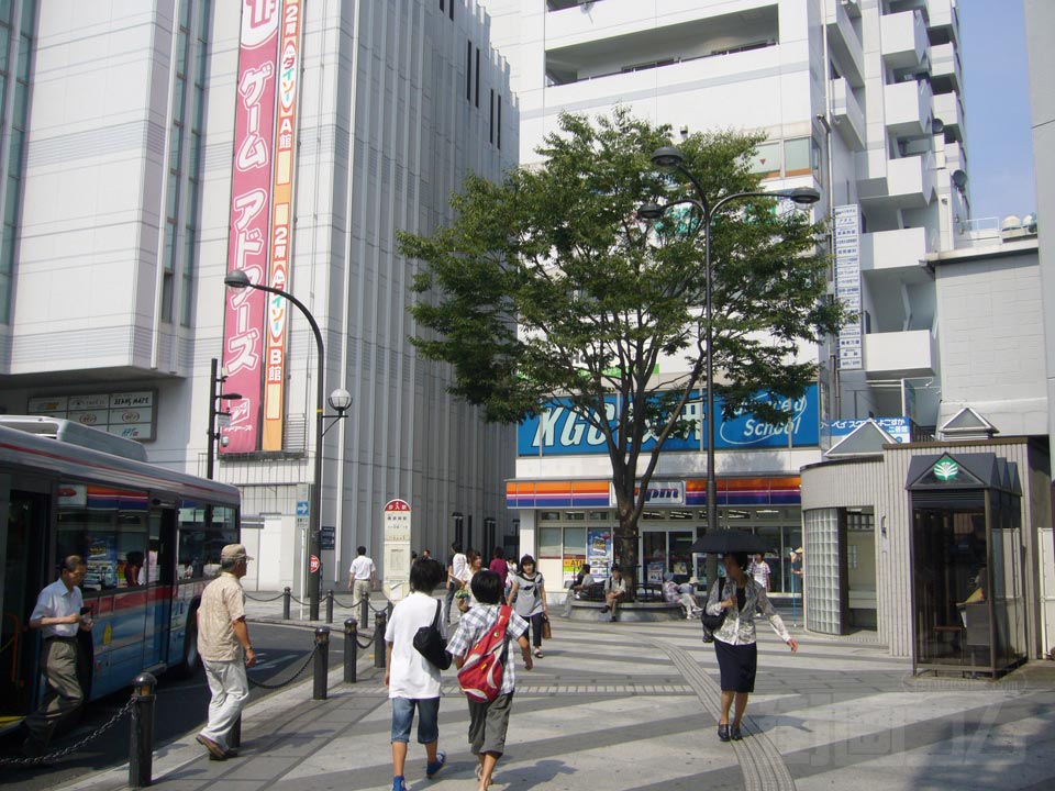 京急汐入駅前