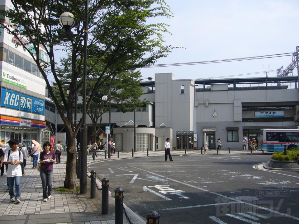 京急汐入駅前
