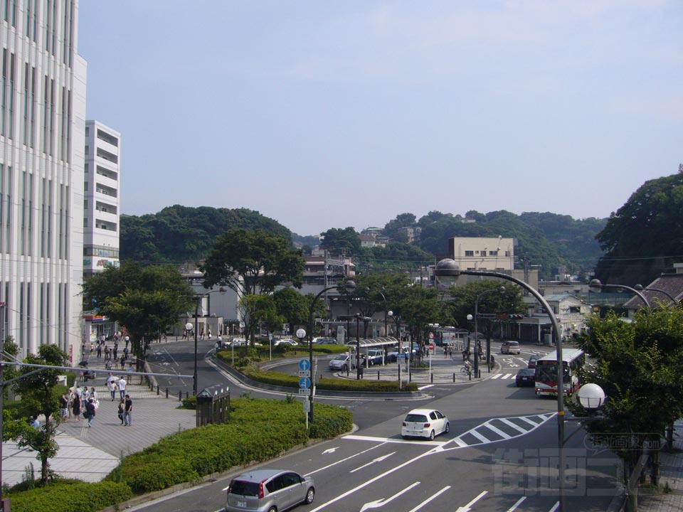 京急汐入駅前