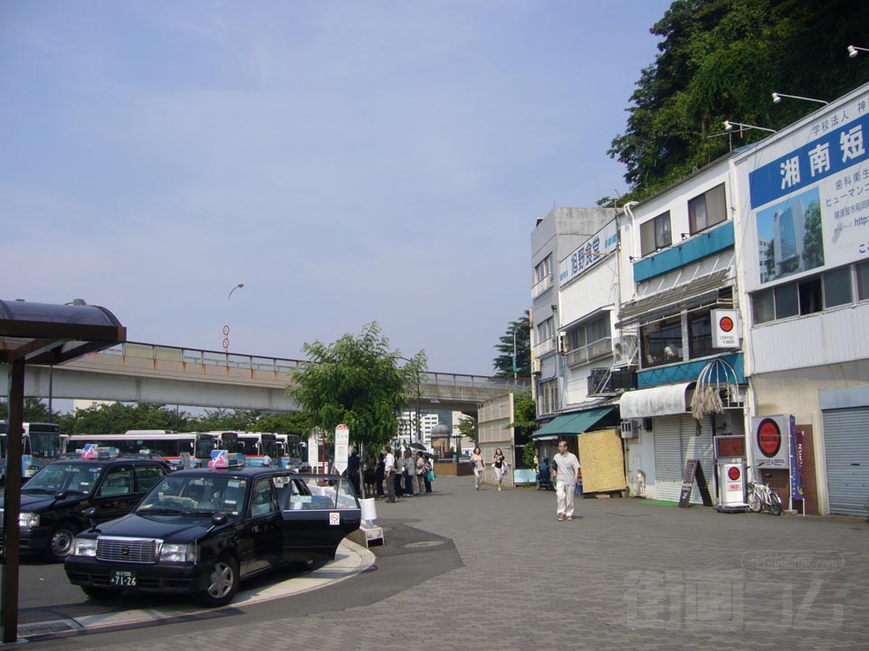 JR横須賀駅前