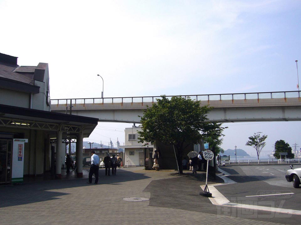 JR横須賀駅前