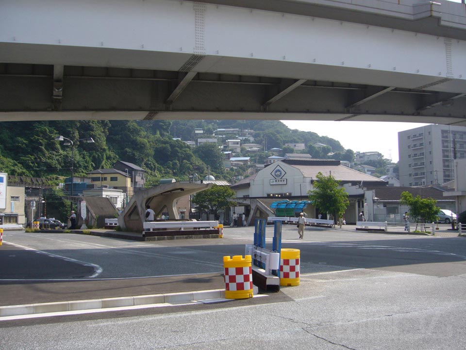 JR横須賀駅前