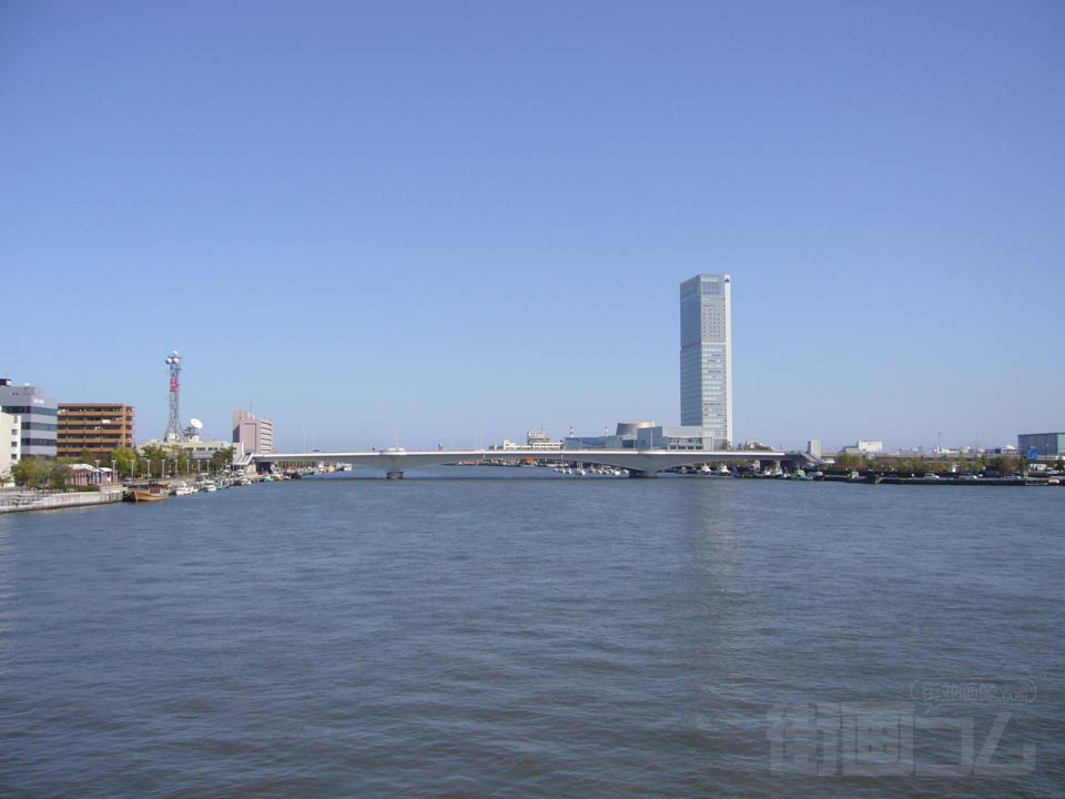 信濃川・朱鷺メッセ写真画像
