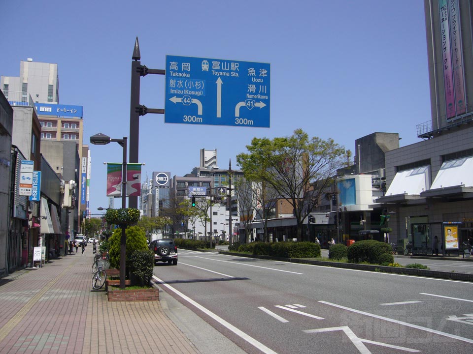 城址大通り(国道41号線)