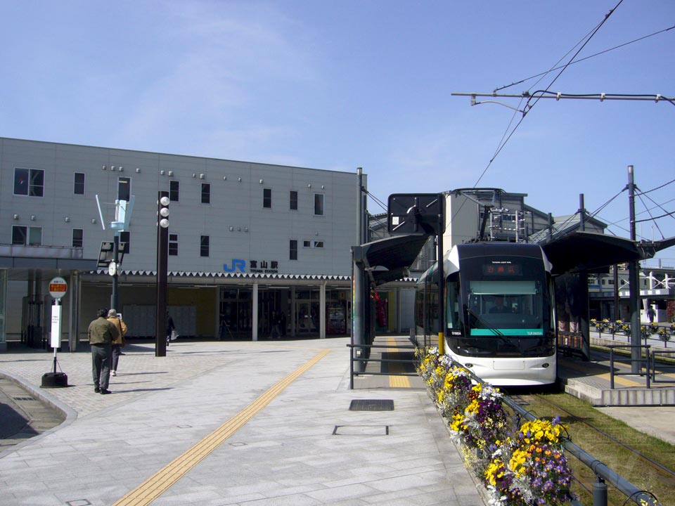 富山ライトレール富山北駅電停前