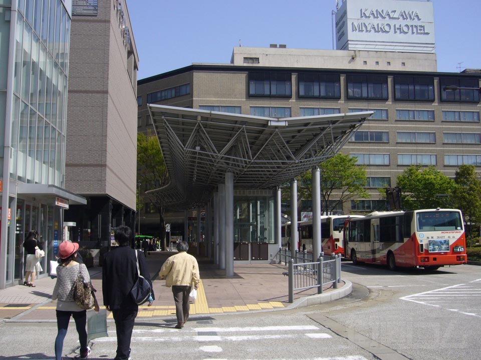 JR・北鉄金沢駅前