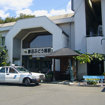 山梨県甲州市勝沼ぶどう郷駅前写真画像