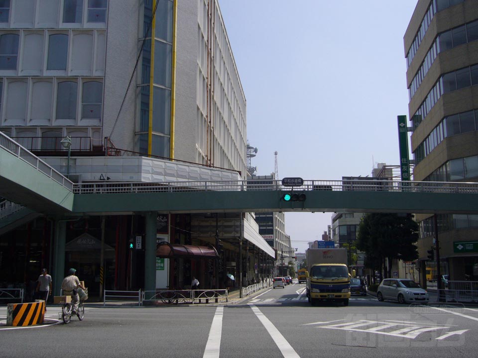 平和歩道橋交差点