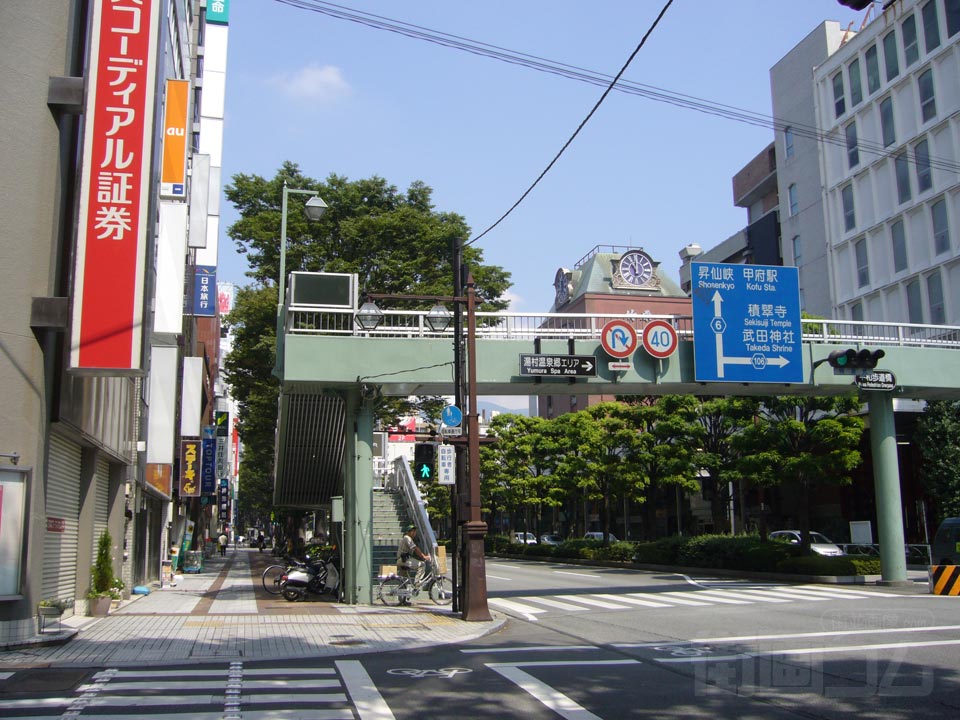 平和歩道橋交差点
