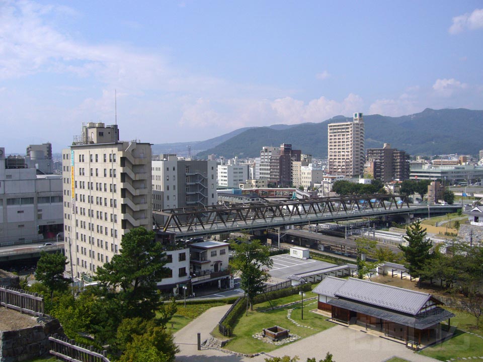 舞鶴城本丸天守台からJR甲府駅方面