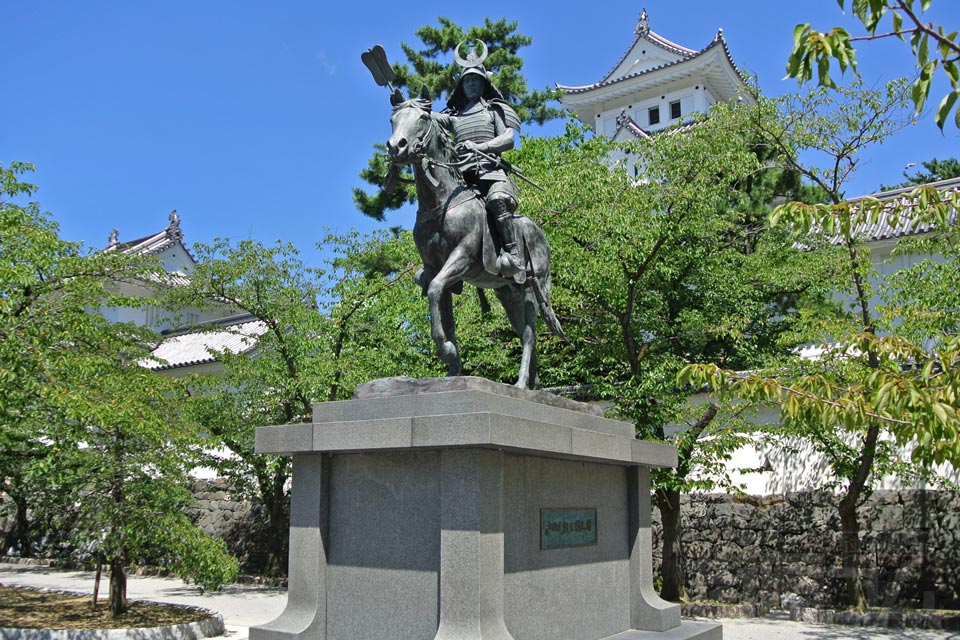 戸田氏鉄騎馬像