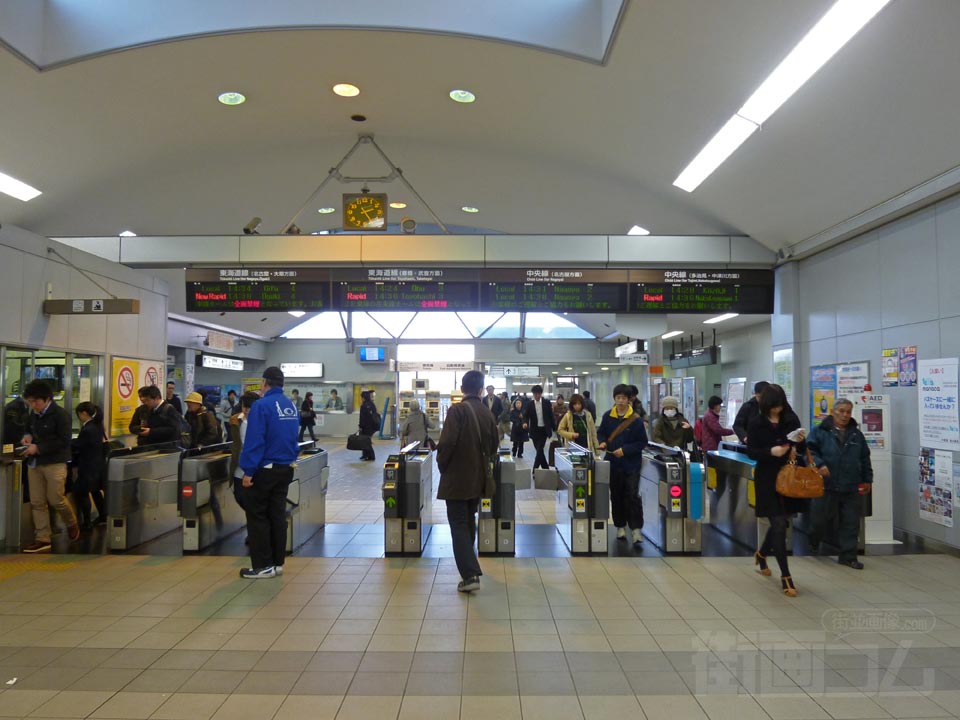 JR金山駅改札口