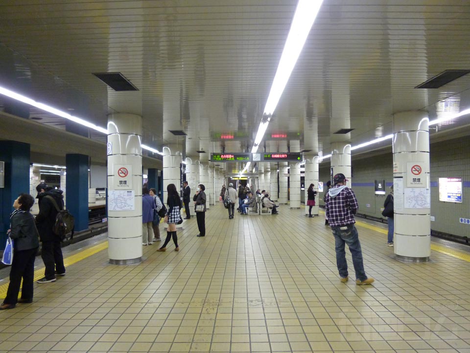 名古屋市営地下鉄金山駅ホーム(名港線)