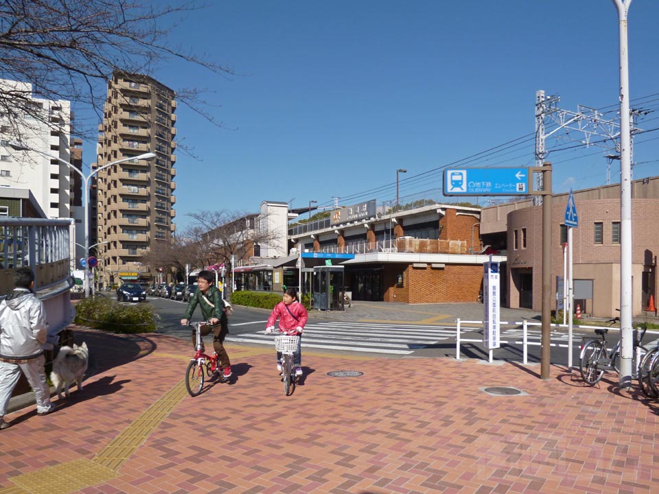 JR・名古屋市営地下鉄鶴舞駅前