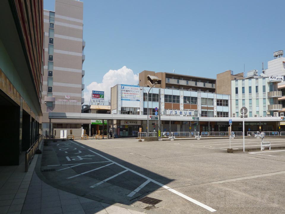 近鉄津新町駅前
