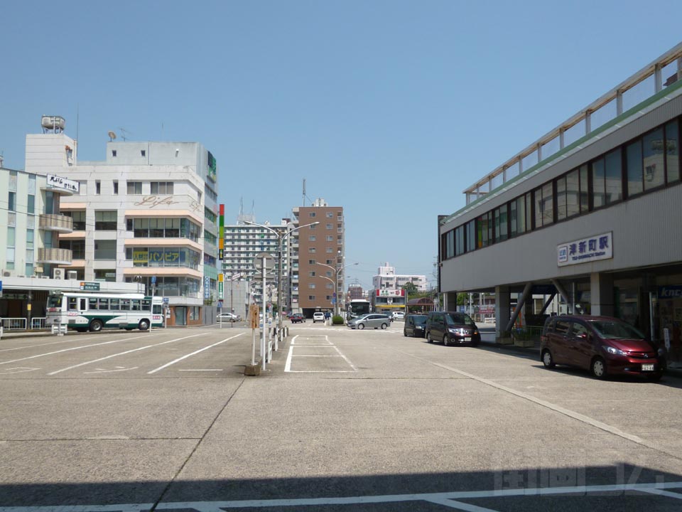 近鉄津新町駅前