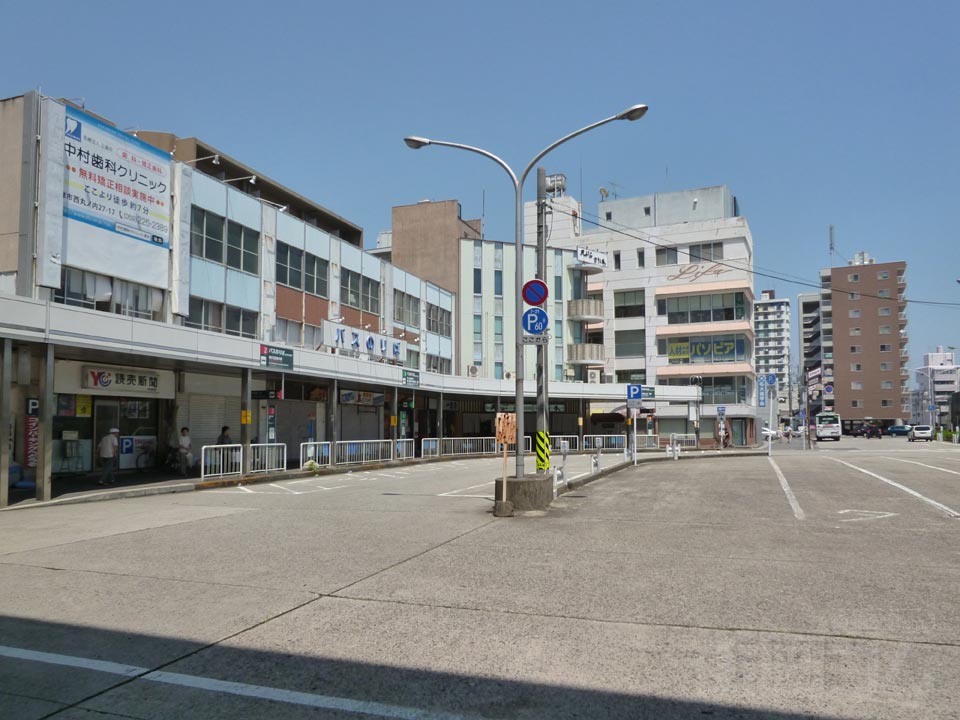 近鉄津新町駅前