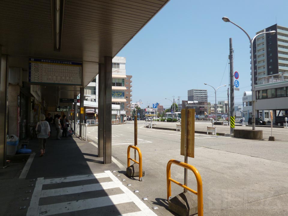 近鉄津新町駅前