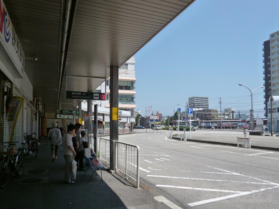 近鉄津新町駅前