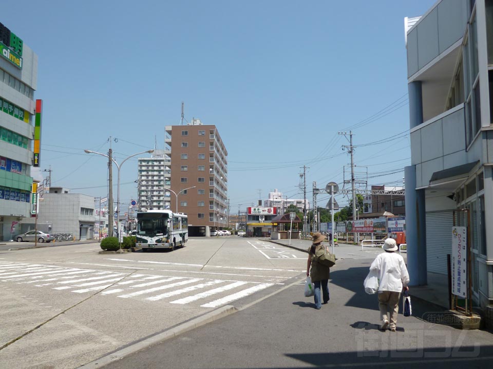近鉄津新町駅前