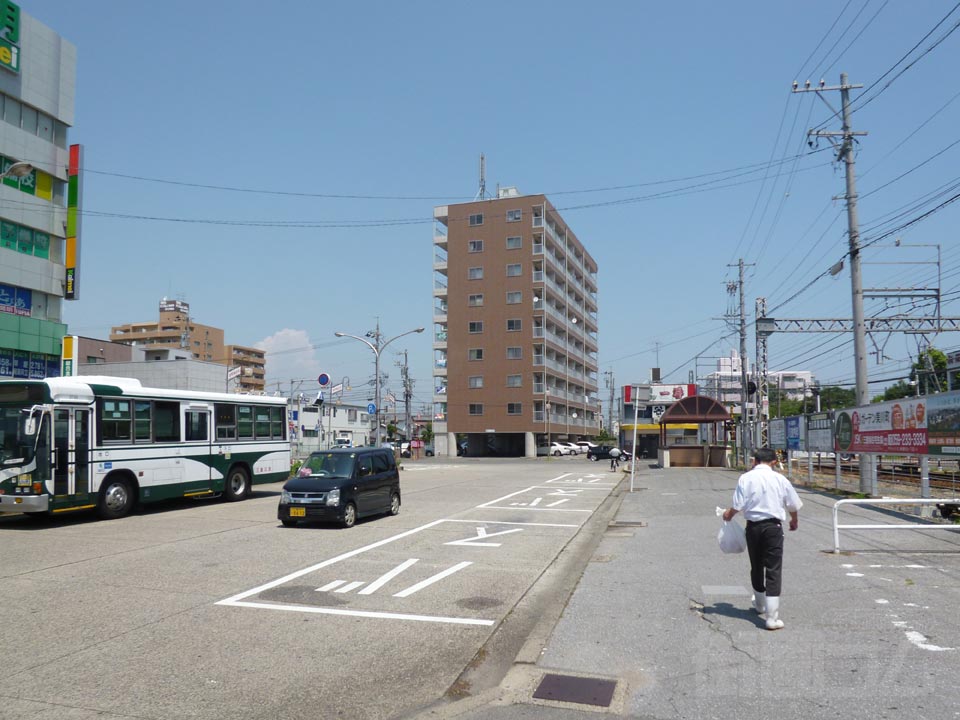 近鉄津新町駅前