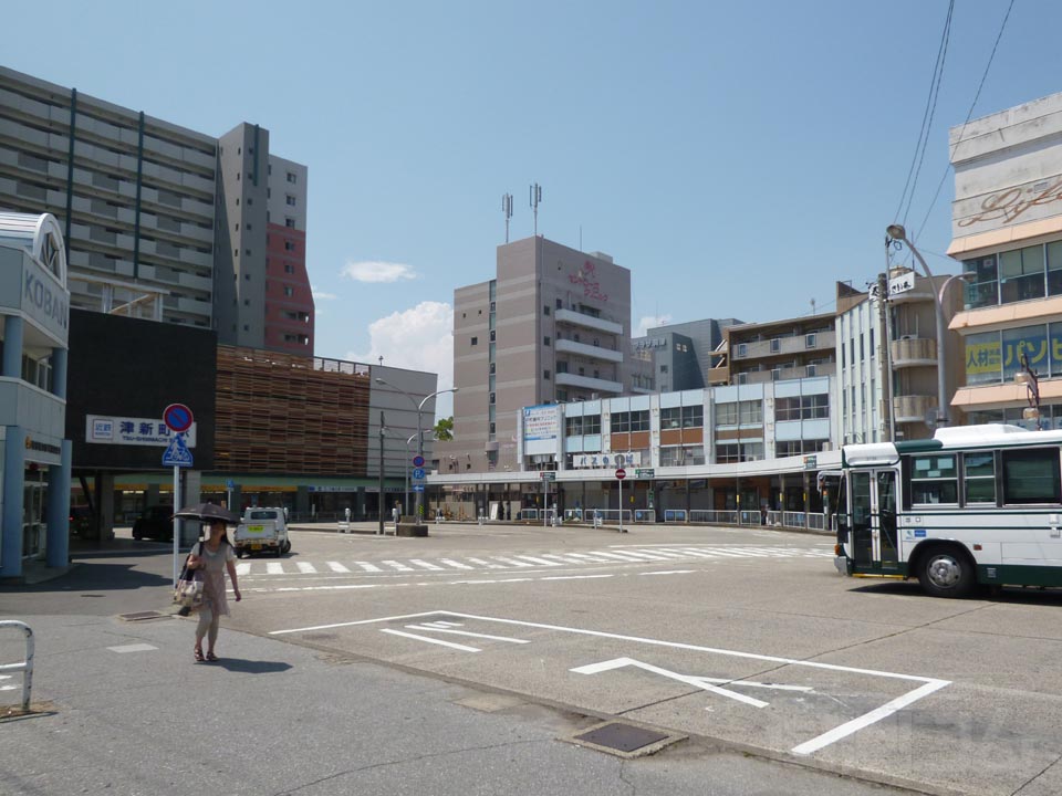 近鉄津新町駅前