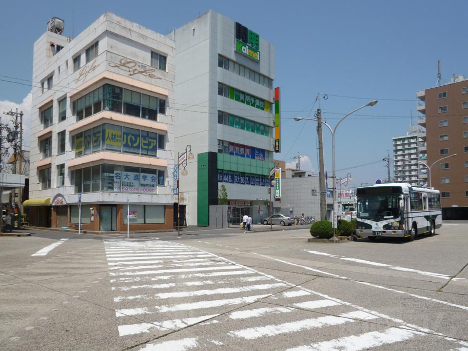 近鉄津新町駅前