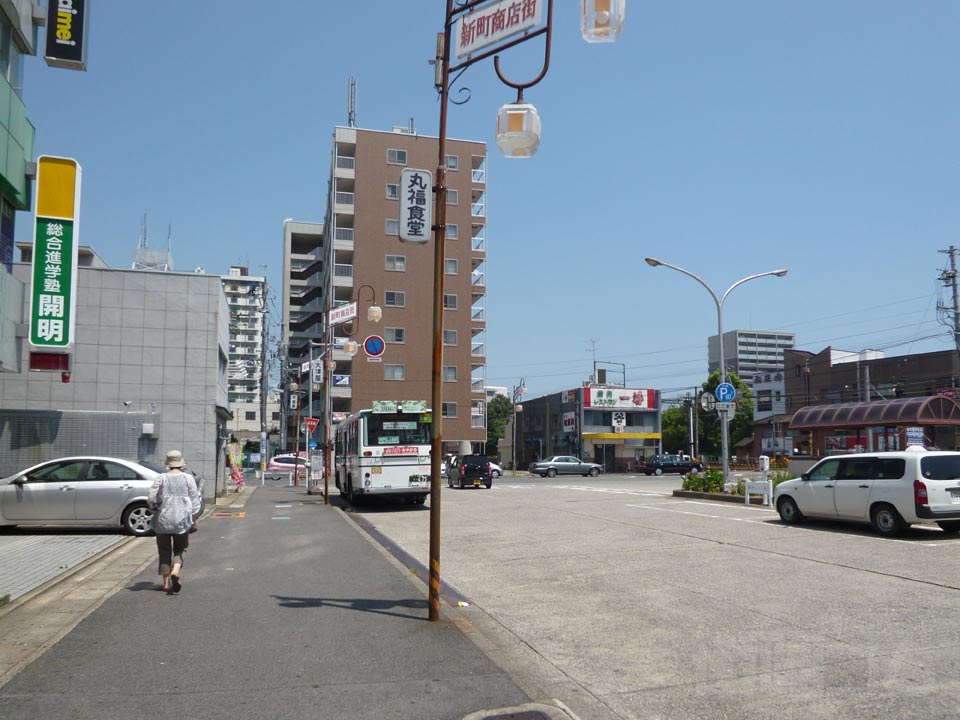近鉄津新町駅前