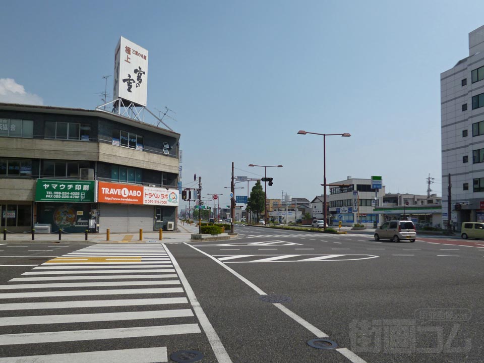 津駅入口交差点