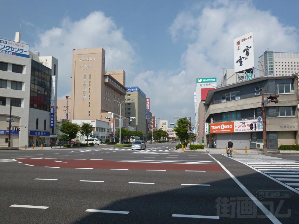 津駅入口交差点
