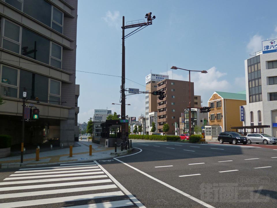 津駅入口交差点
