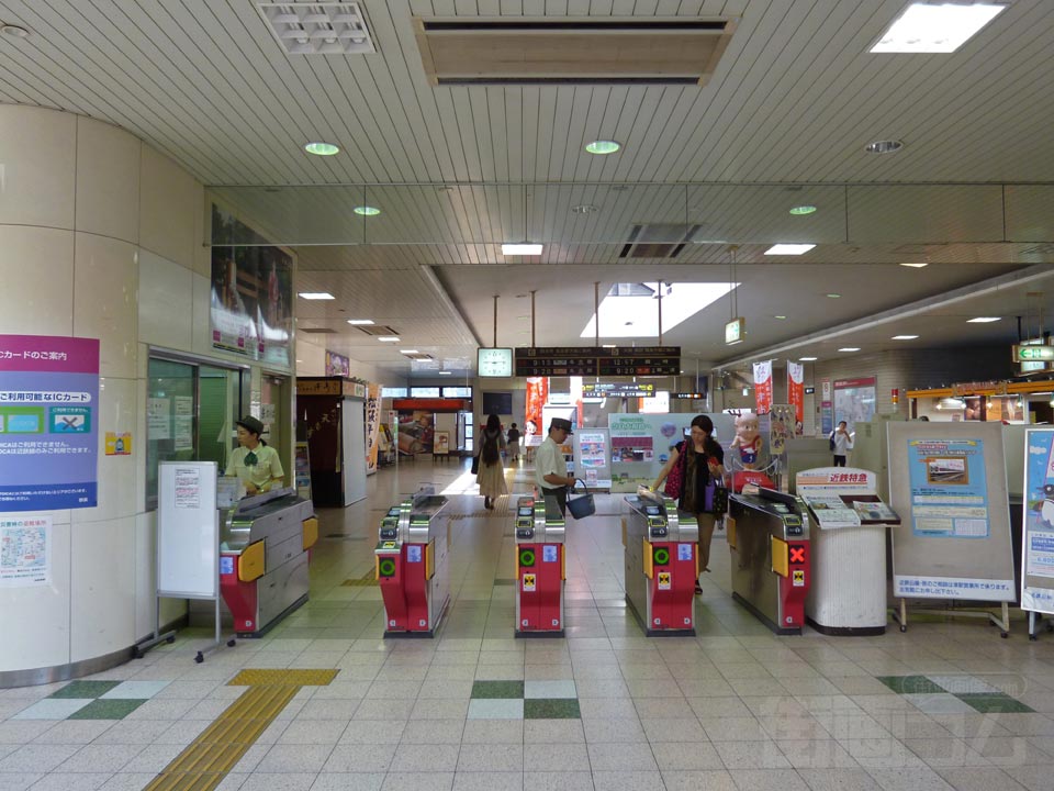 近鉄津駅改札口