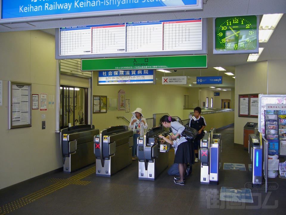 京阪石山駅改札口