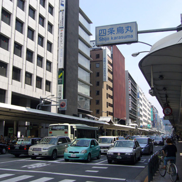 京都府京都市下京区烏丸・四条駅前写真画像