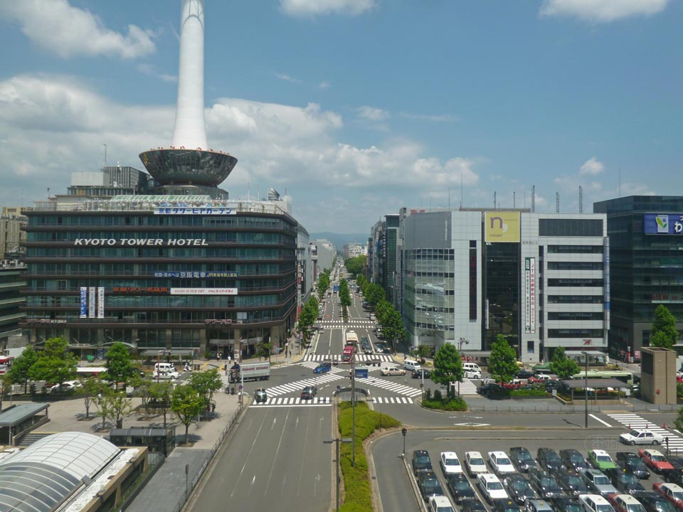 京都駅ビルから烏丸中央口前方面