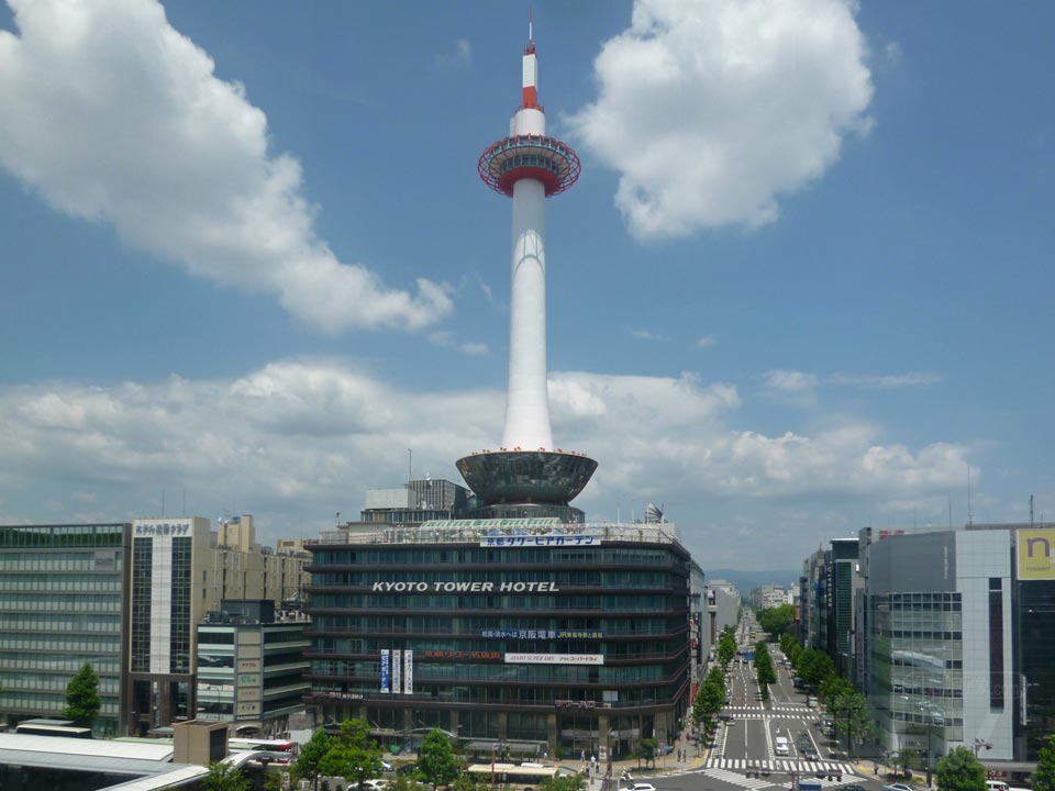 京都駅ビルから京都タワー