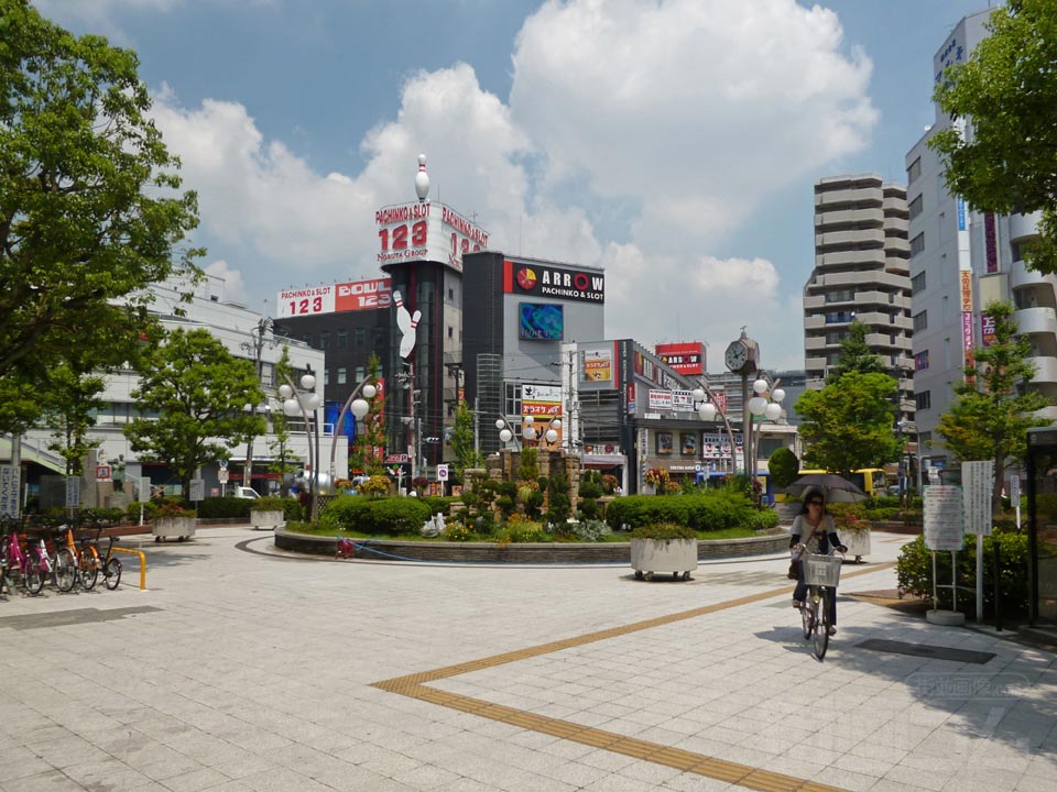 近鉄八尾駅中央口北側前